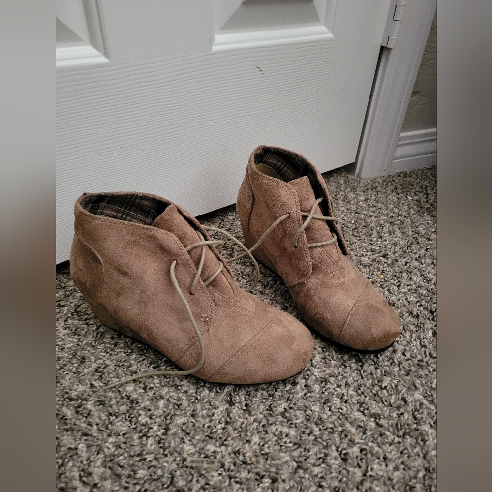 Women's lace up wedge bootie